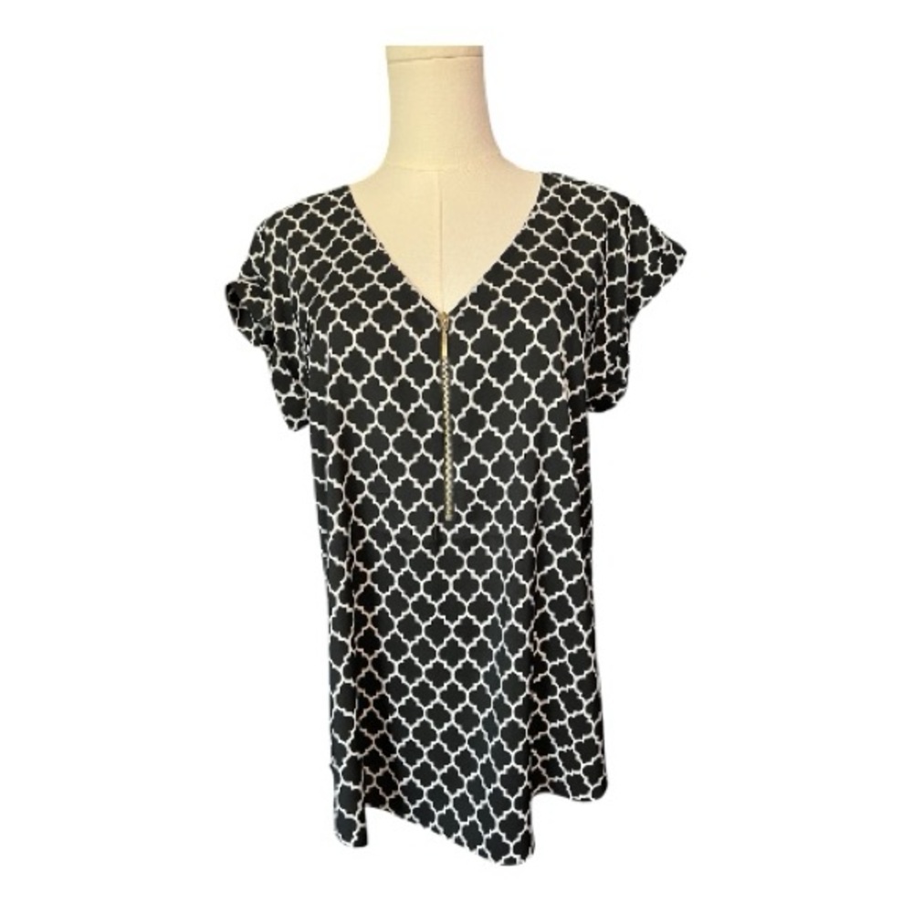 EUC++ Express black & white quatrefoil v-neck blouse with gold zipper | size M